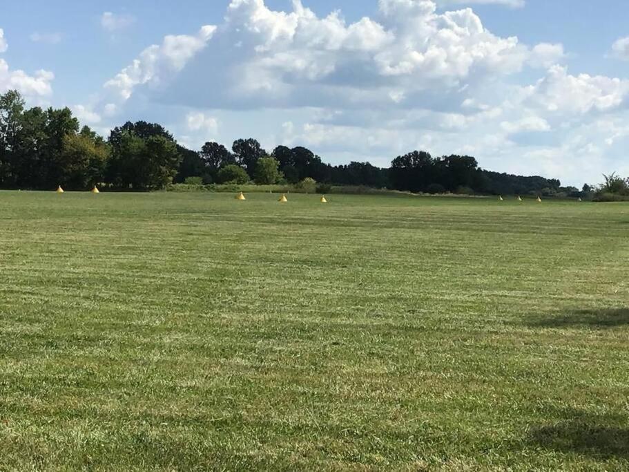 Вилла House On Grass Runway With Fly-In/Fly-Out Access Tecumseh Экстерьер фото